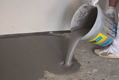 Полагане на плочки и саморазливна замазка върху абсорбиращи основи