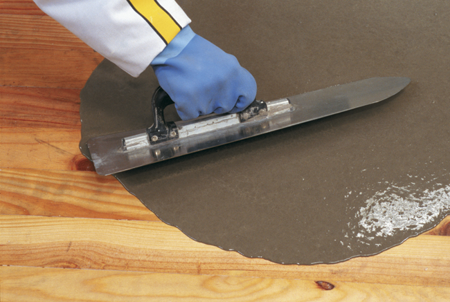 Полагане на плочки и саморазливна замазка върху неабсорбиращи основи